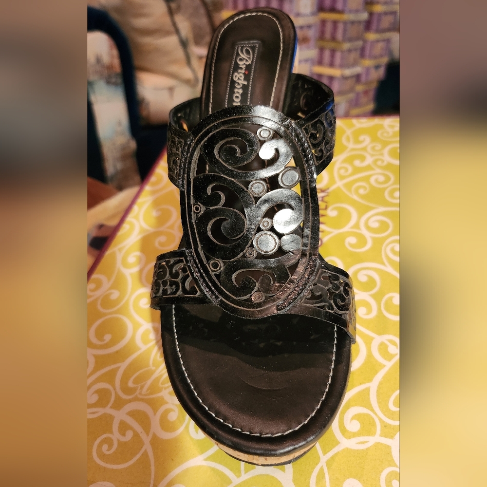 Brighton NWB $195 9M BLACK PATENT LEATHER LASER "AMIE" PLATFORM SANDAL